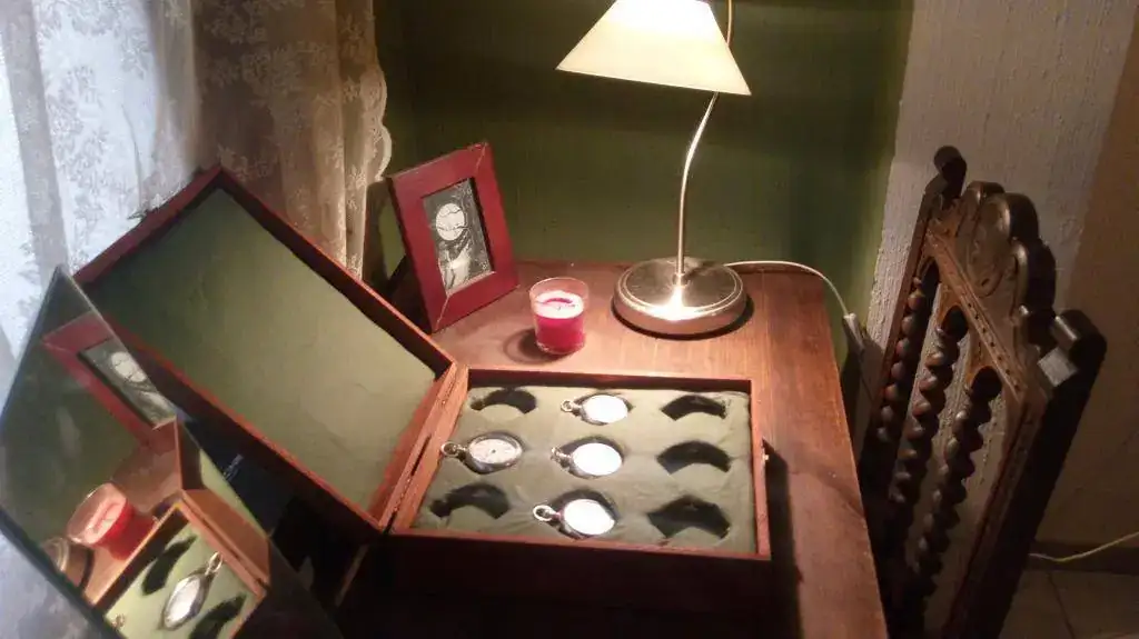 Exposición y almacenamiento de nuestros relojes de bolsillo. - Relojes